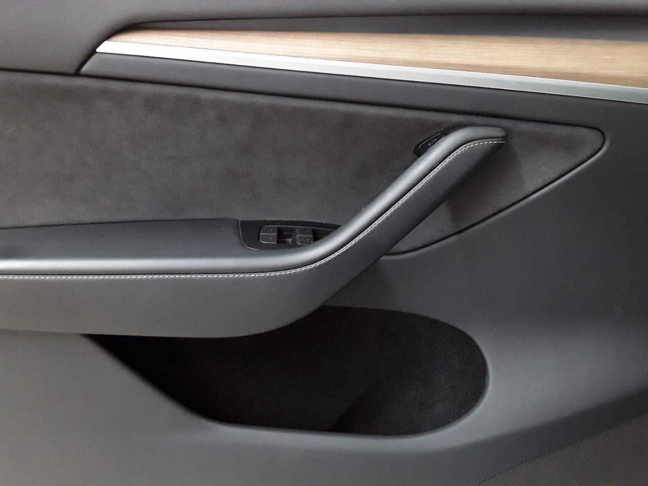 Tesla Model Y Long Range Dual Motor AWD 18