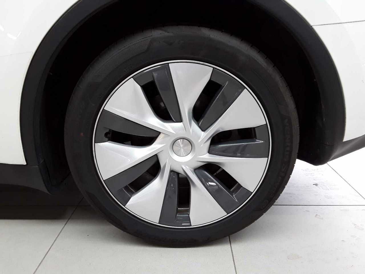 Tesla Model Y Long Range Dual Motor AWD 19
