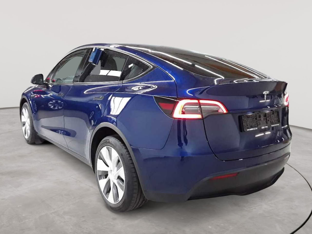 Tesla Model Y Long Range Dual Motor AWD 5