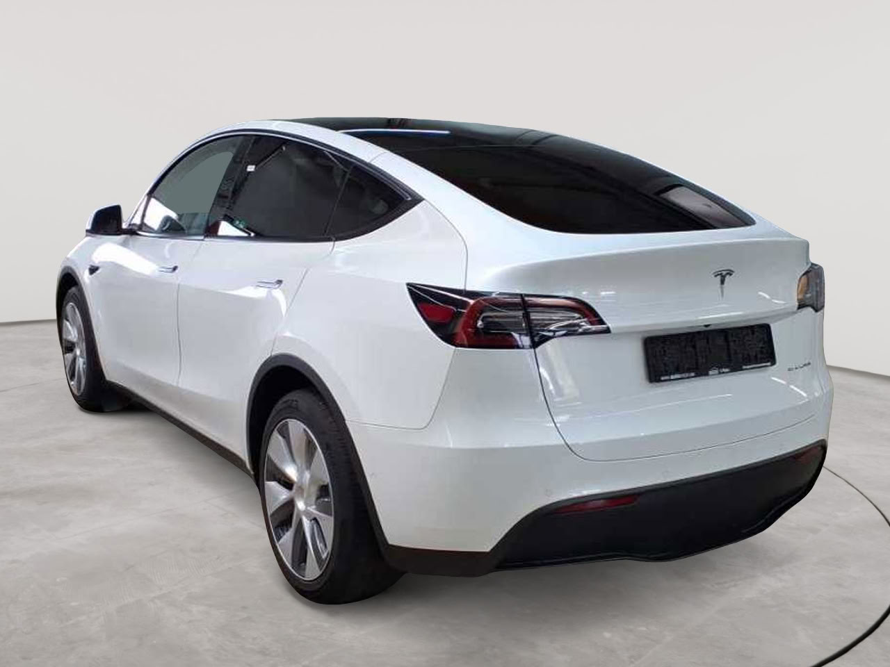 Tesla Model Y Long Range Dual Motor AWD 5