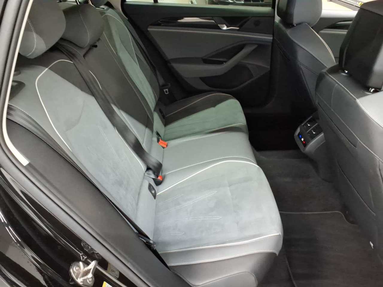 Volkswagen Passat Variant 1.5 e-TSI OPF DSG Business 14