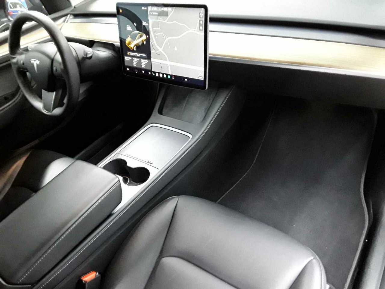 Tesla Model Y Long Range Dual Motor AWD 9