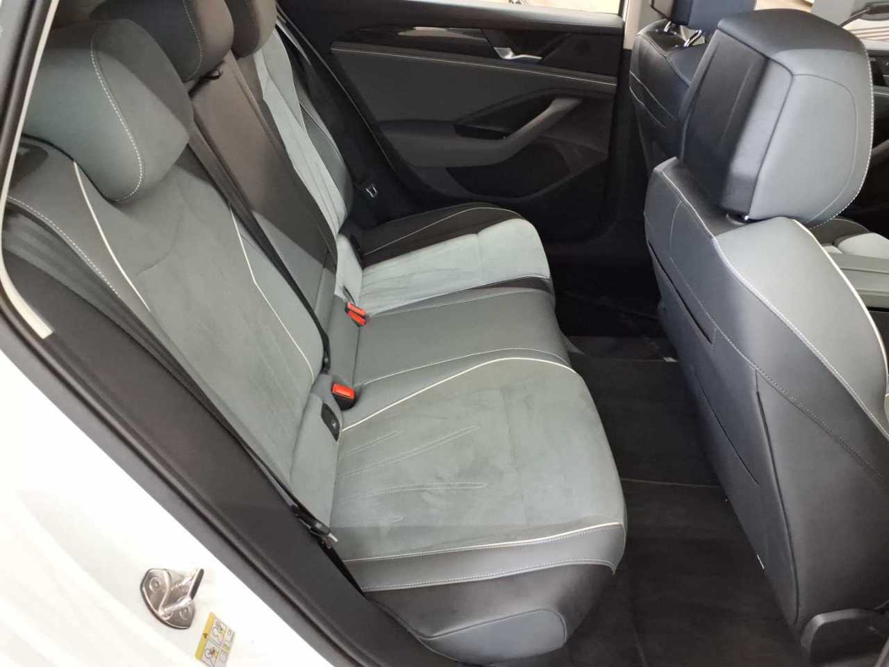 Volkswagen Passat Variant 1.5 e-TSI OPF DSG Business 14