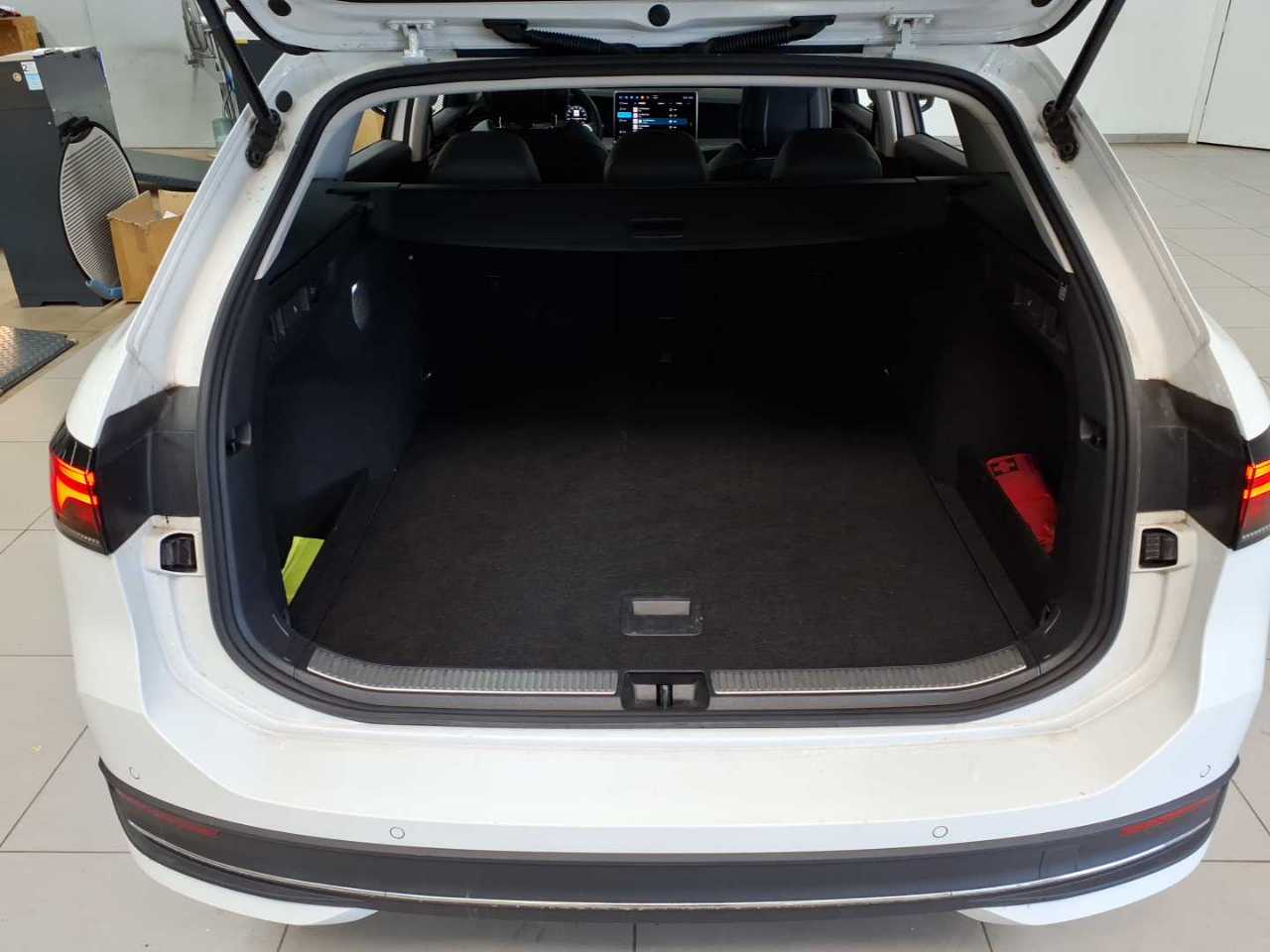 Volkswagen Passat Variant 1.5 e-TSI OPF DSG Business 15