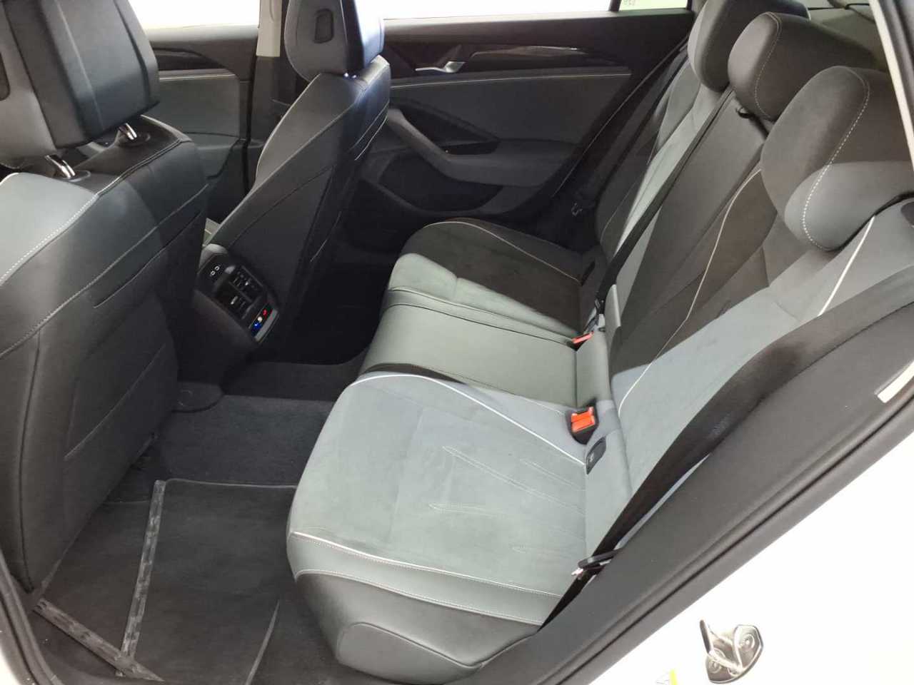 Volkswagen Passat Variant 1.5 e-TSI OPF DSG Business 13