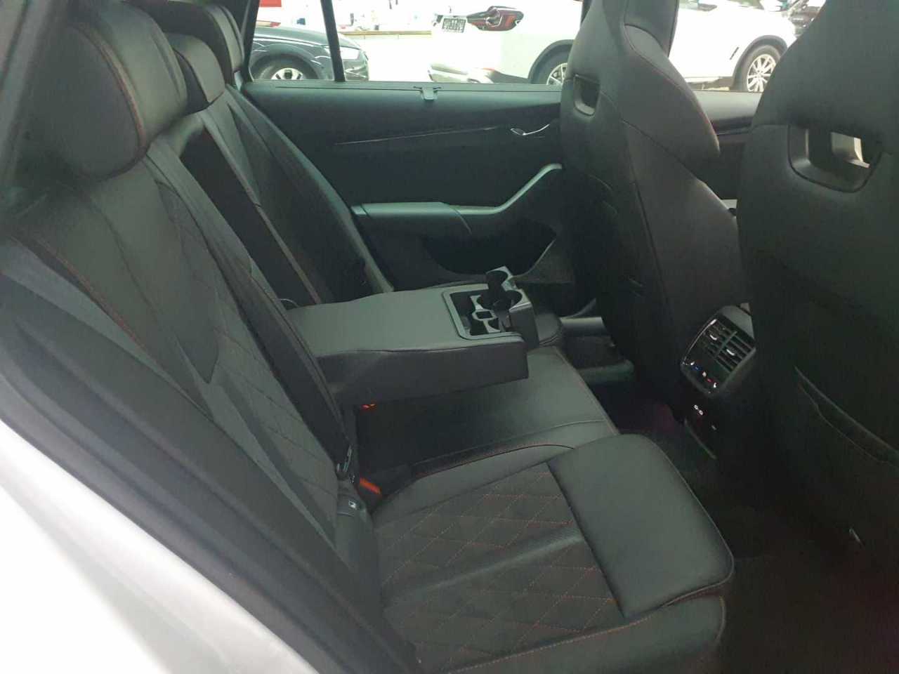 Skoda Octavia Combi 2.0 TSI DSG RS Plus 13