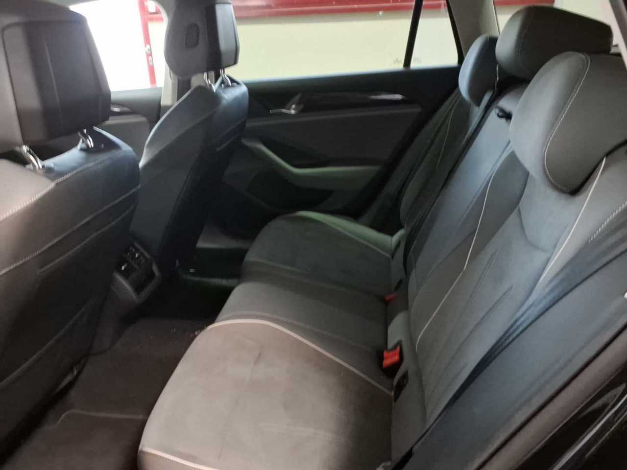 Volkswagen Passat Variant 1.5 e-TSI OPF DSG Business 13