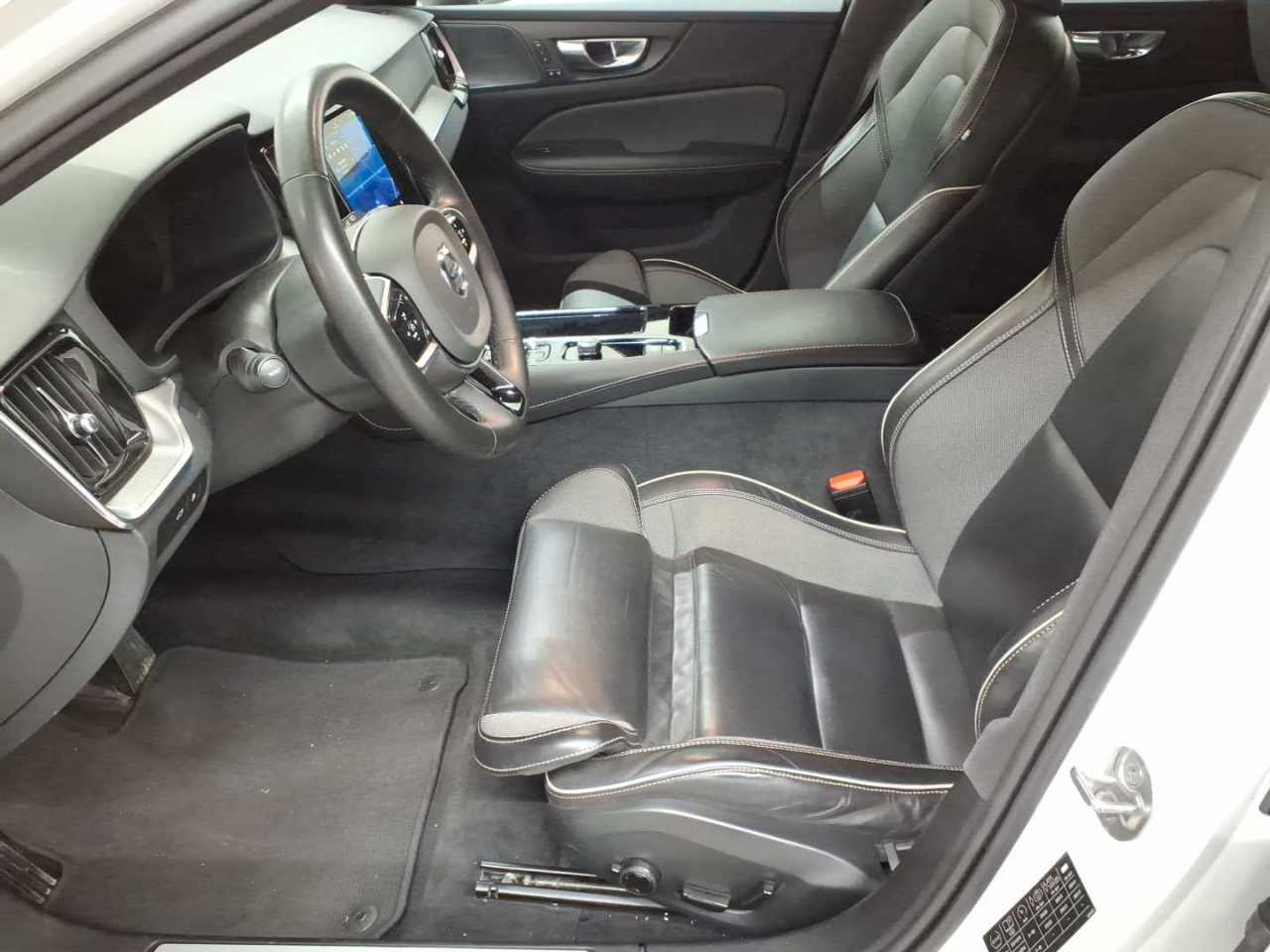 Volvo V60 T6 AWD Recharge Plus Dark 7