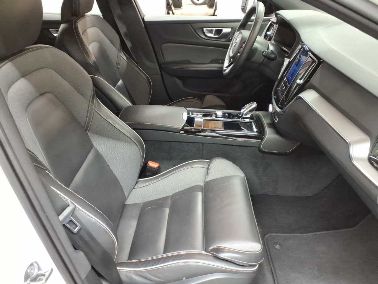Volvo V60 T6 AWD Recharge Plus Dark 8