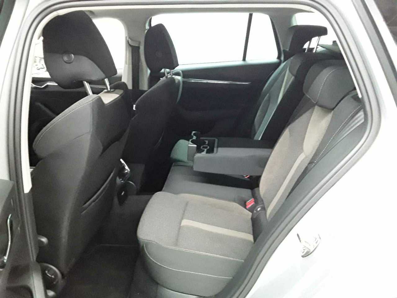 Skoda Octavia Combi 2.0 TDI DSG 4x4 Scout 13