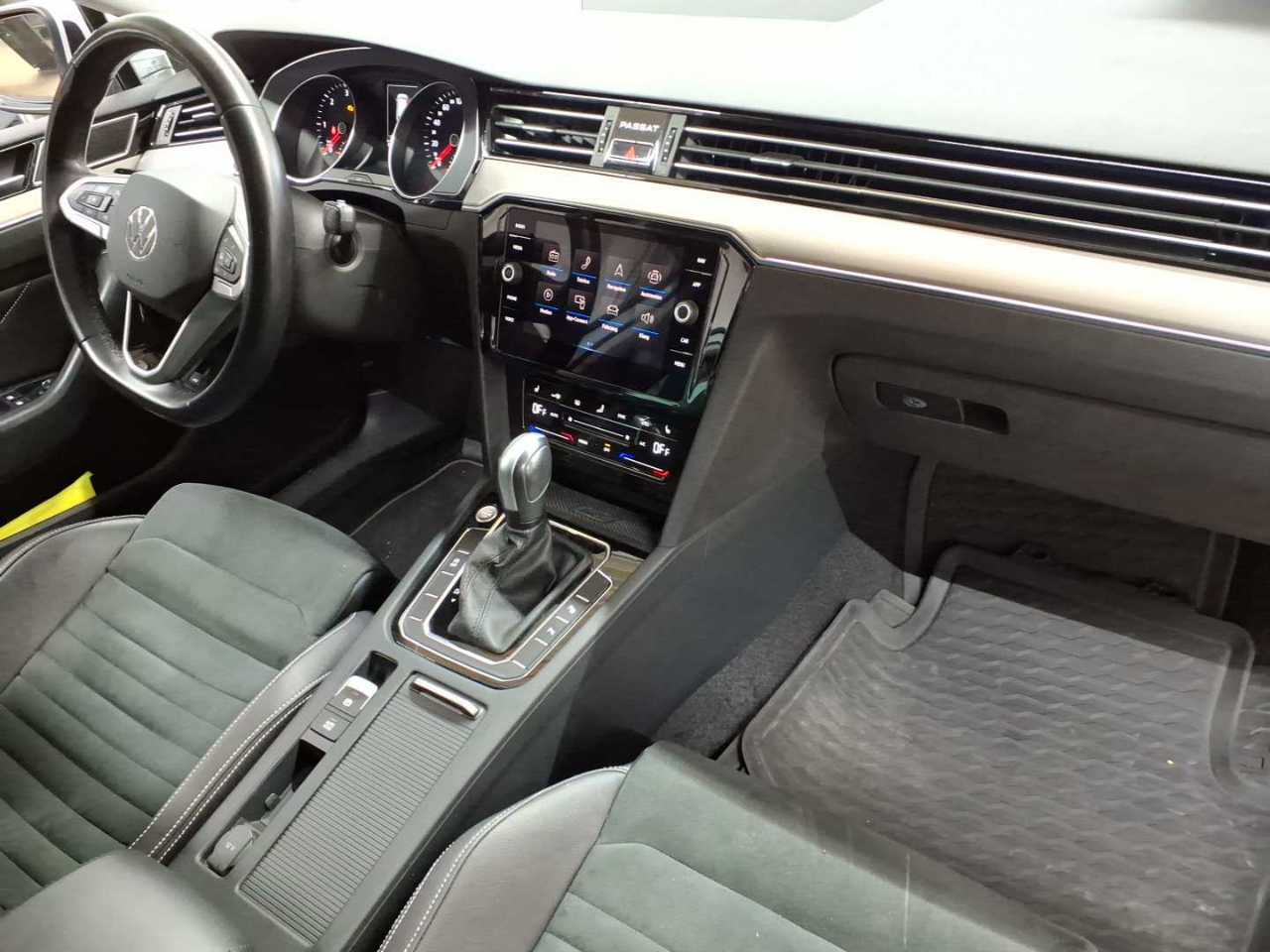 Volkswagen Passat Variant 2.0 TDI SCR DSG Elegance 9