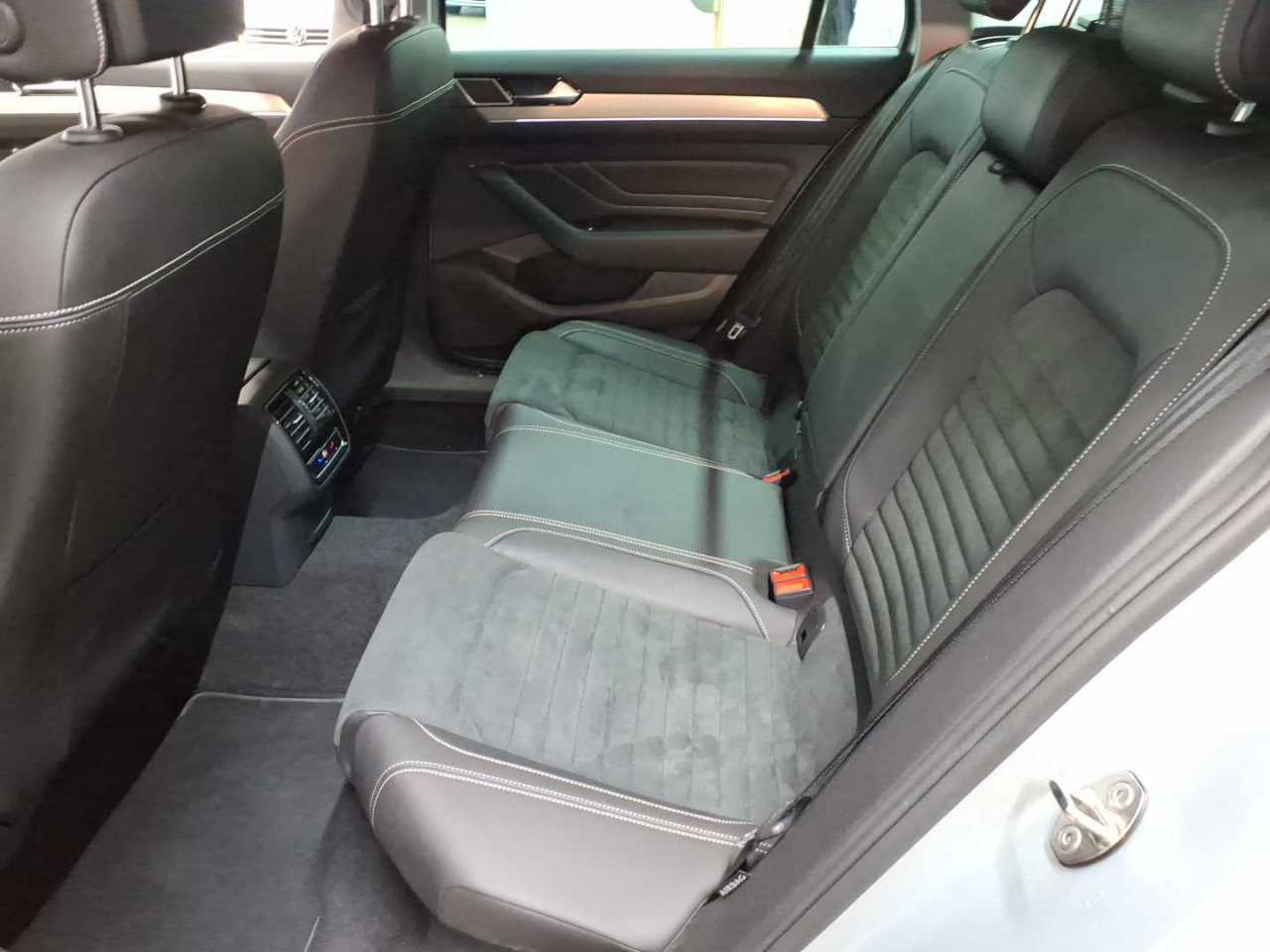 Volkswagen Passat Variant 2.0 TDI SCR DSG Elegance 13