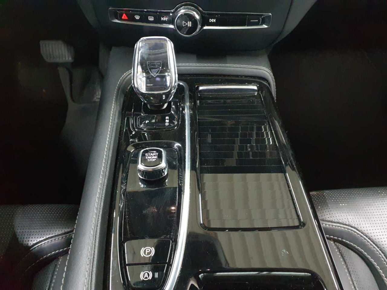 Volvo V60 T8 AWD Recharge Ultimate Dark 10