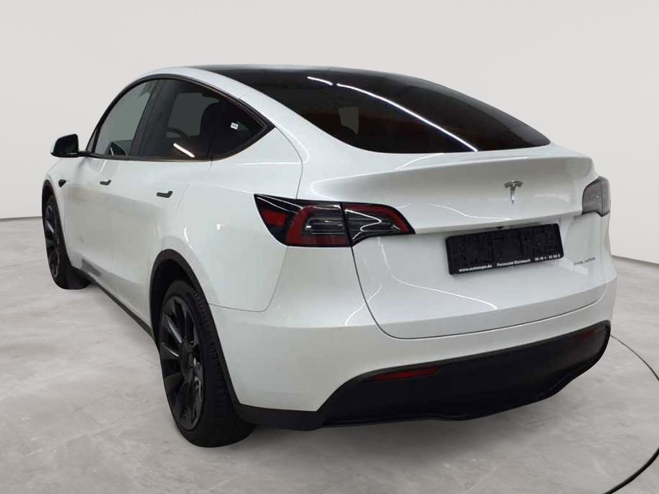 Tesla Model Y Long Range Dual Motor AWD 5