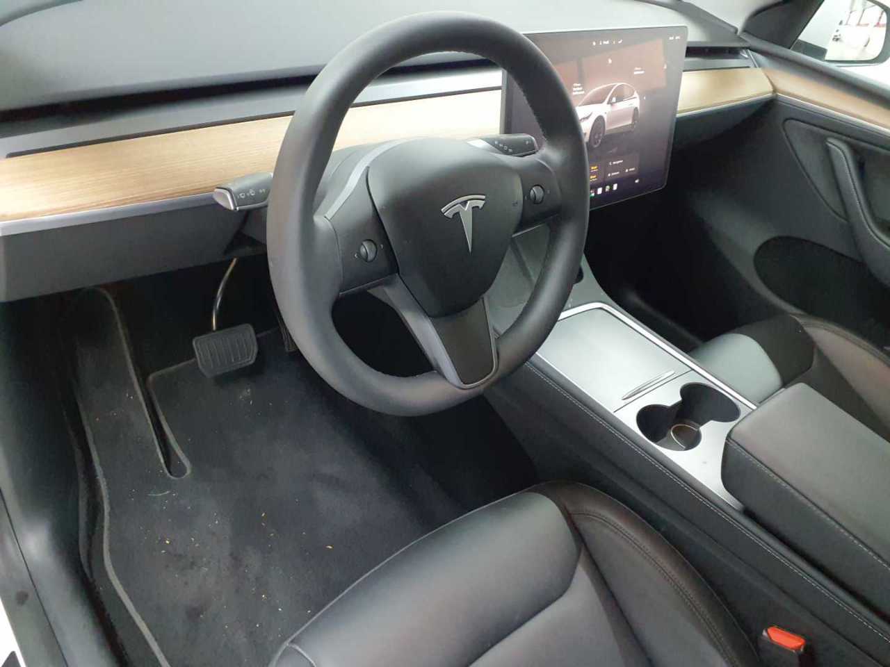 Tesla Model Y Long Range Dual Motor AWD 9