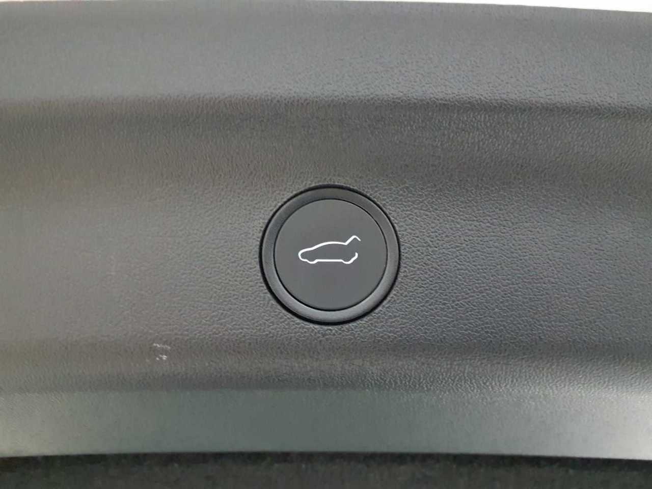 Tesla Model Y Long Range Dual Motor AWD 17