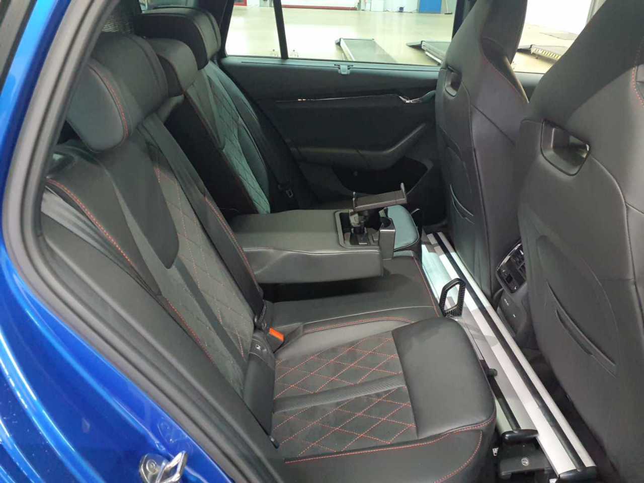 Skoda Octavia Combi 2.0 TDI DSG RS Plus 13