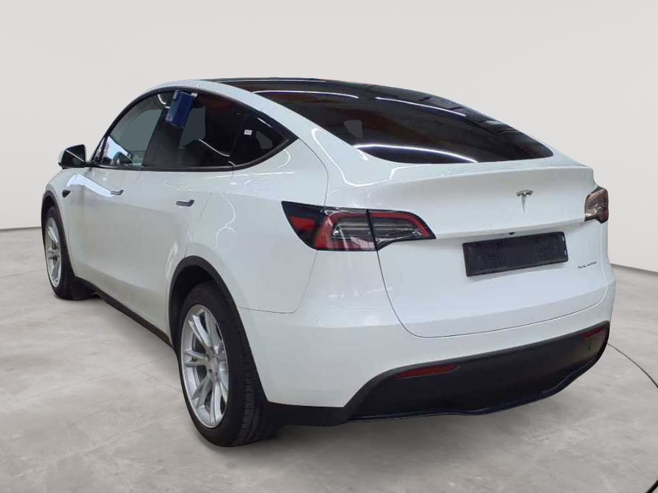 Tesla Model Y Long Range Dual Motor AWD 5