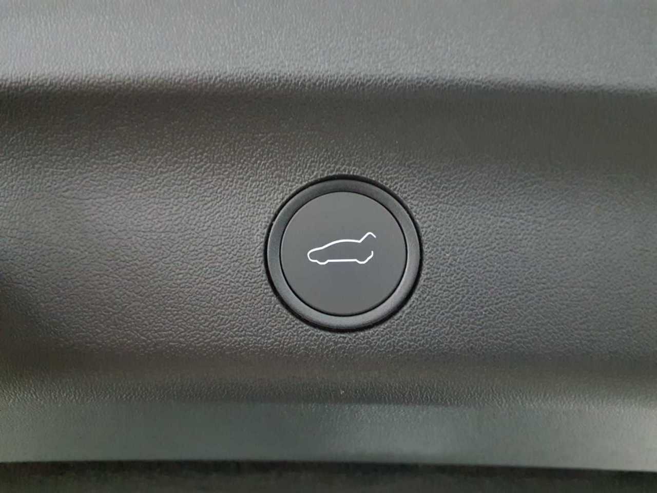 Tesla Model Y Long Range Dual Motor AWD 17