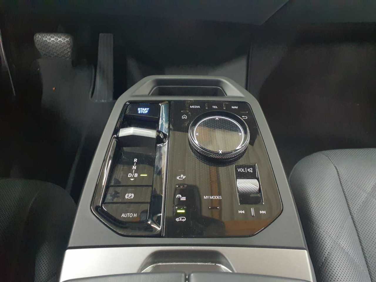BMW iX xDrive50 10