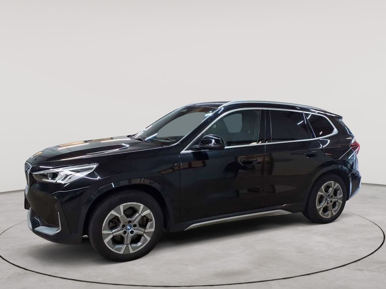 BMW iX1 xDrive30 xLine 6