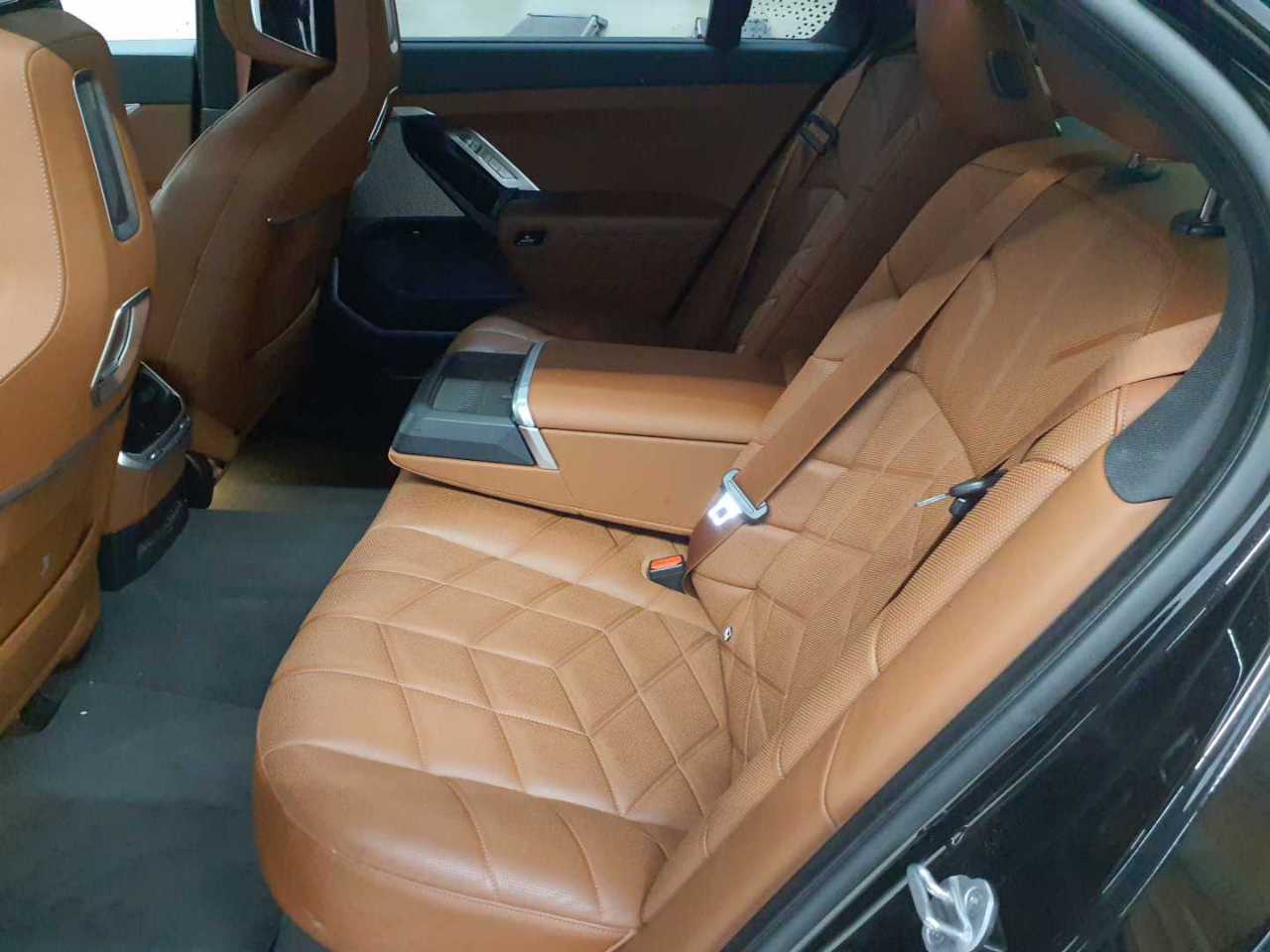 BMW 750e xDrive 13