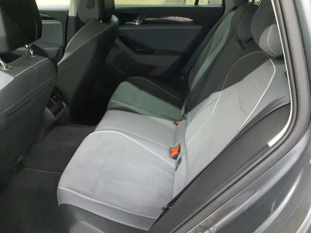 Volkswagen Passat Variant 1.5 e-TSI OPF DSG Business 13
