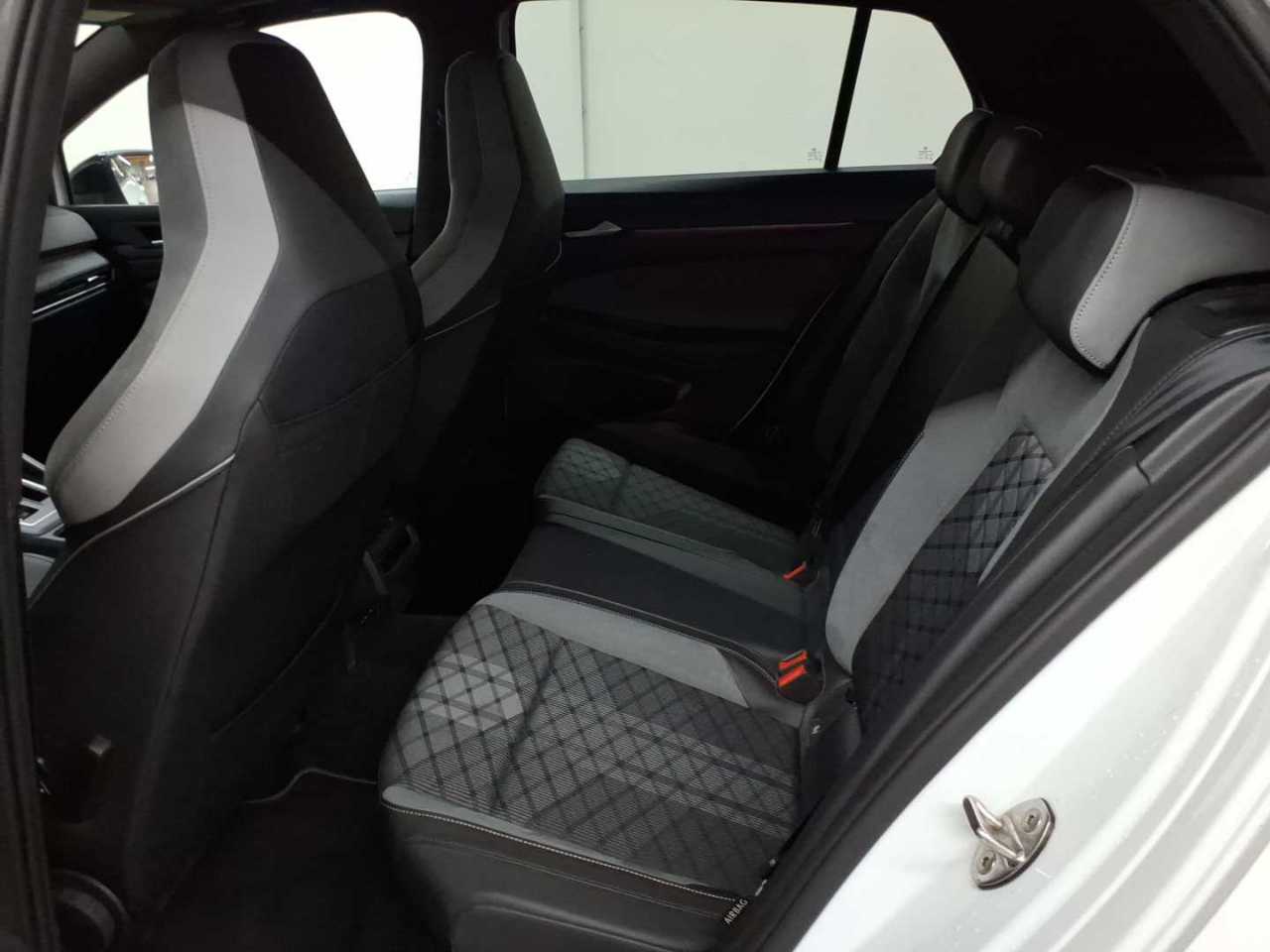 Volkswagen Golf 2.0 TDI SCR DSG R-Line 13