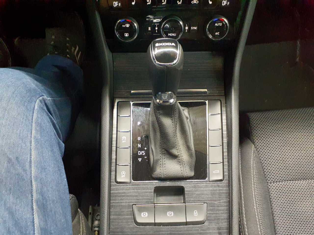 Skoda Superb Combi 2.0 TDI DSG Style 10