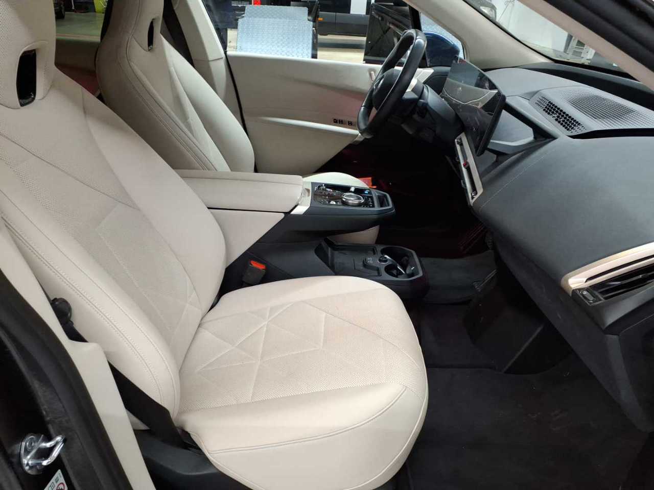 BMW iX xDrive40 8