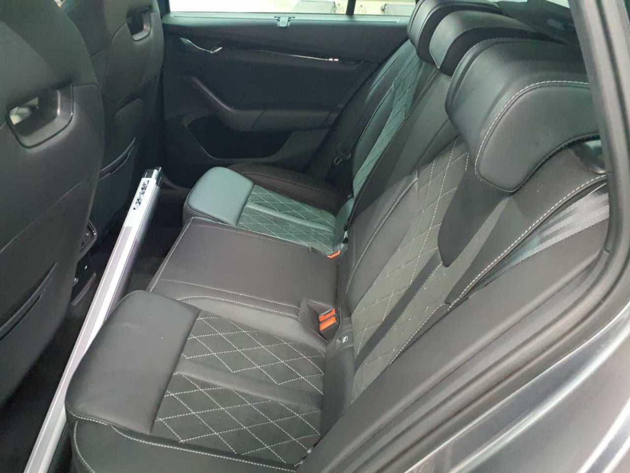 Skoda Octavia Combi 2.0 TDI DSG 4x4 RS Plus 13