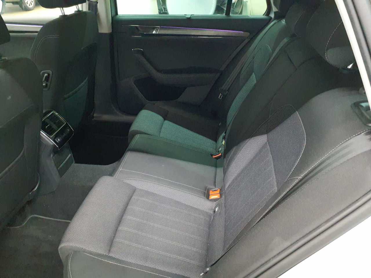 Skoda Superb Combi 2.0 TDI DSG Style 13