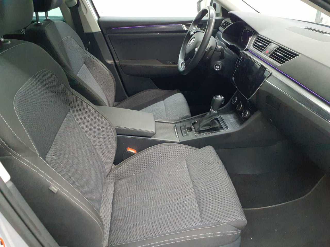 Skoda Superb Combi 2.0 TDI DSG Style 8