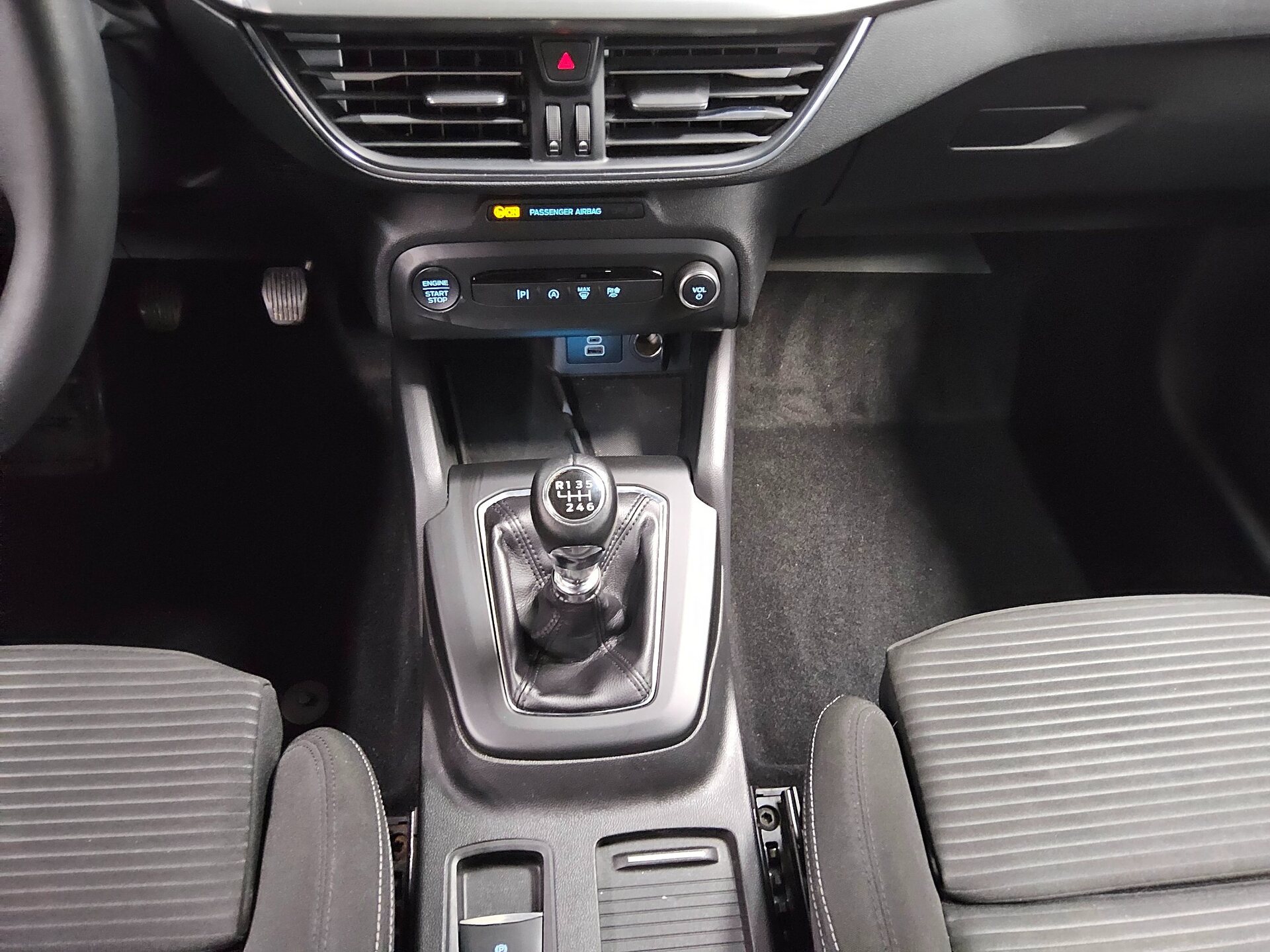 Ford Focus 1.5 EB Titanium Navi LED Shz PDC 6
