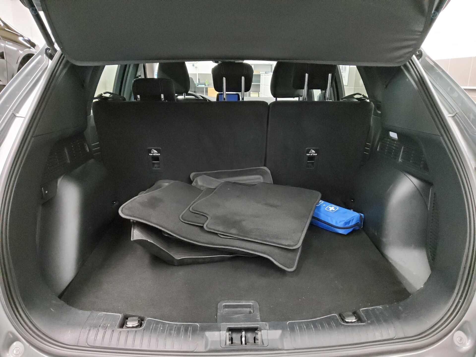 Ford Kuga 2.0 EB Titanium Navi LED vc ACC PDC USB Shz 12