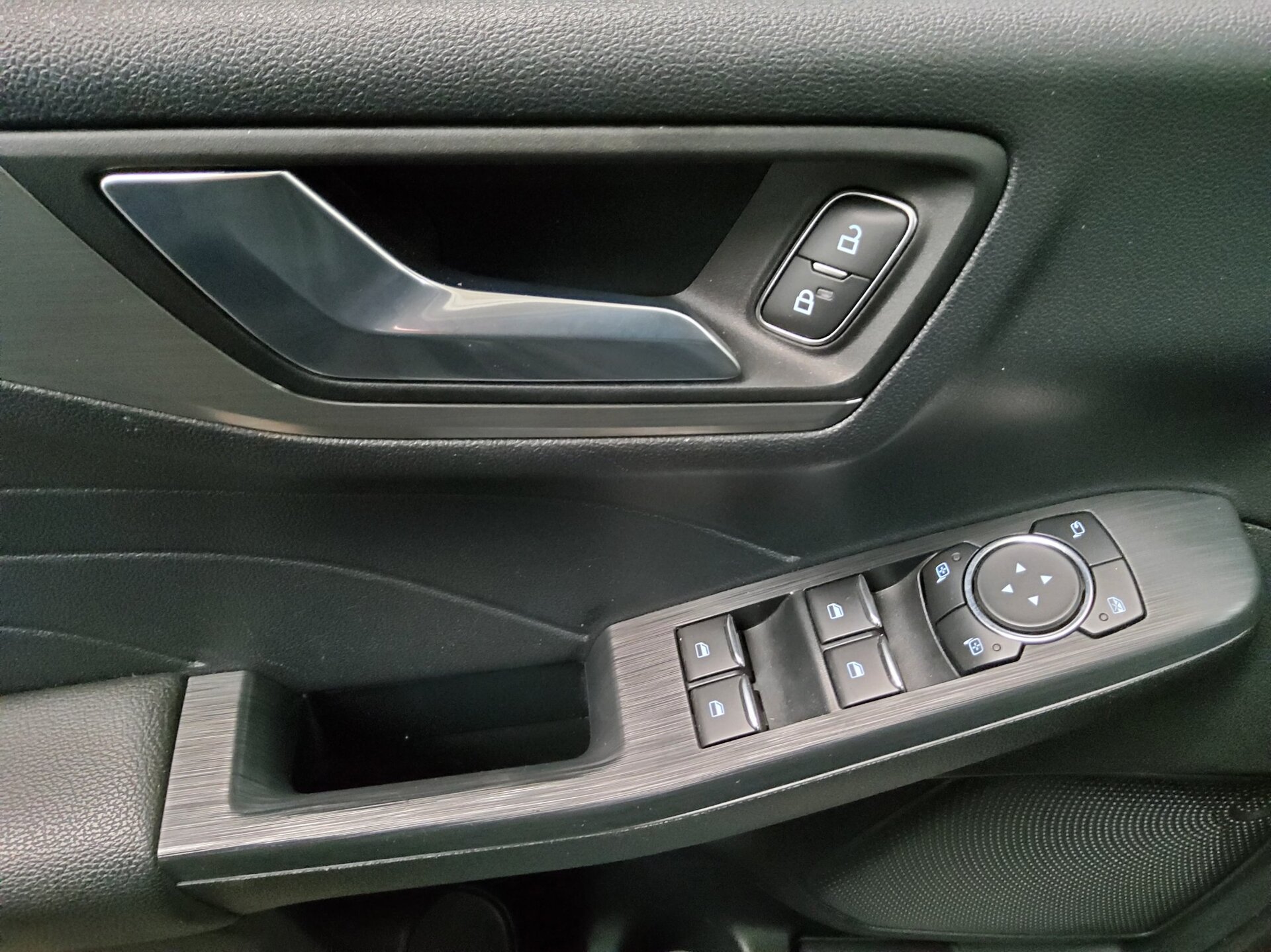 Ford Kuga 2.0 EB Titanium Navi LED vc ACC PDC USB Shz 10