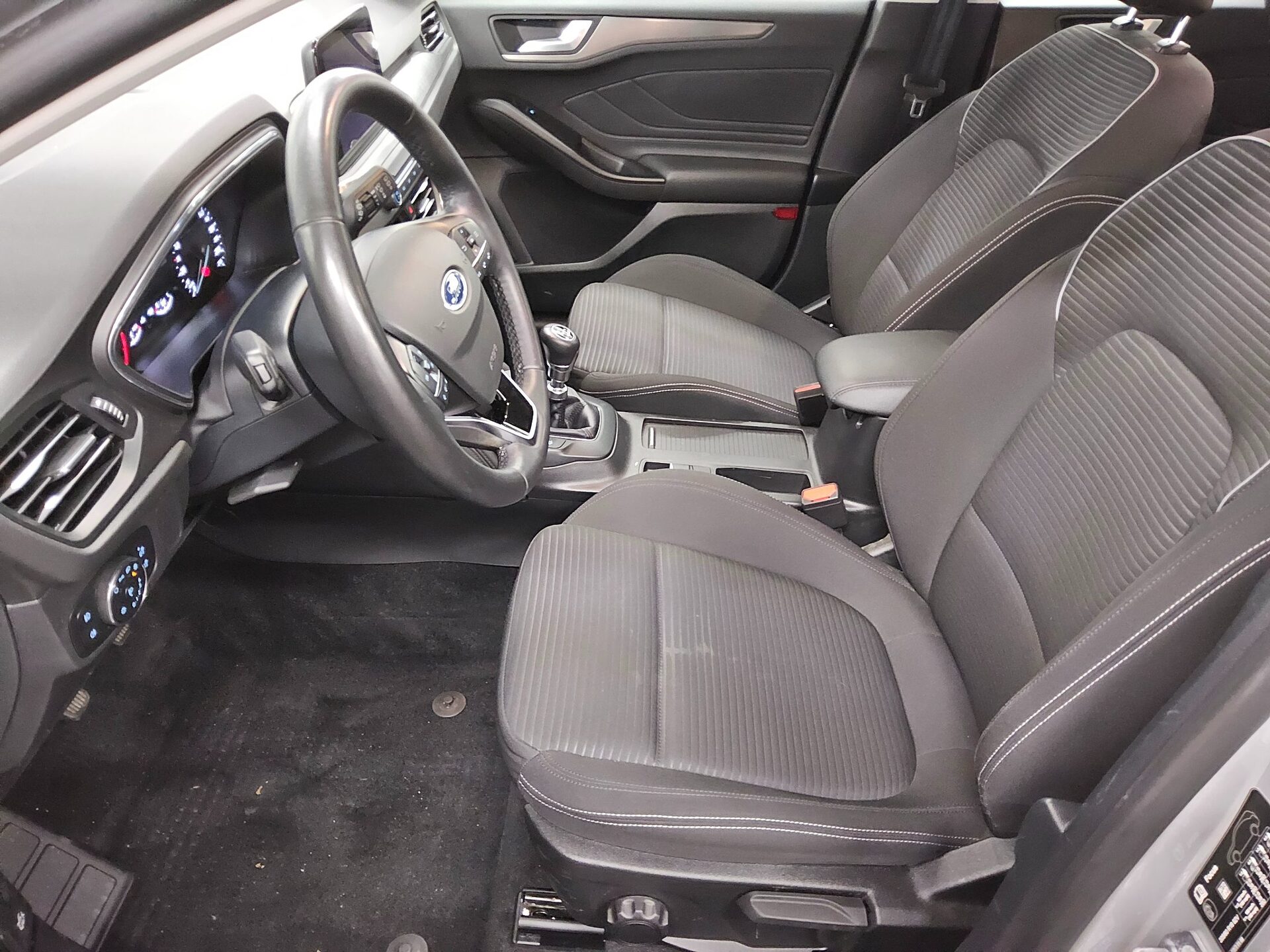 Ford Focus Turnier 1.0 EB Titanium Navi LED Kamera 8