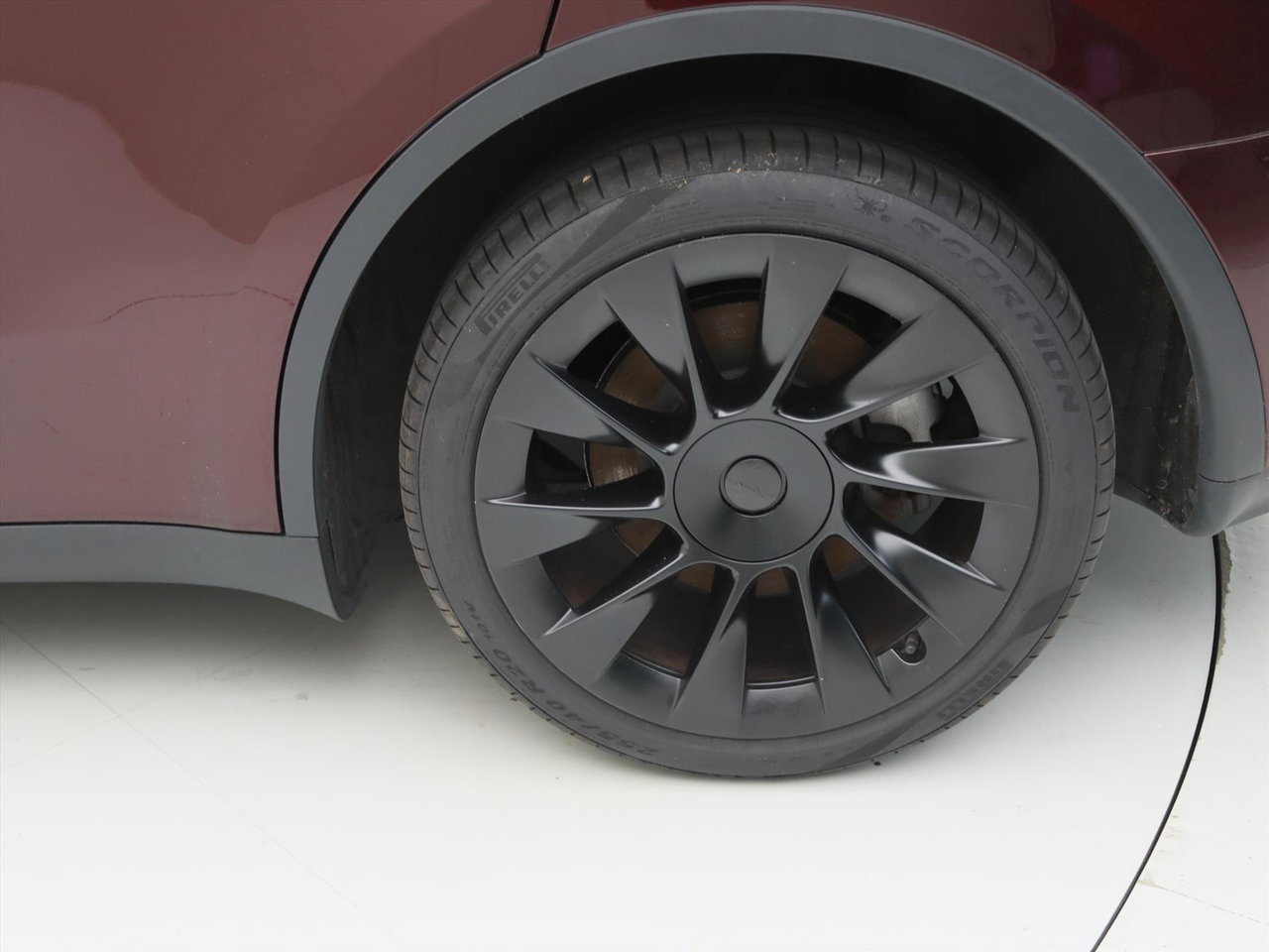 Tesla Model Y Long Range AWD 75kWh 351pk 90.5% SoH [CHERRY RED+FSD+WIT LEDER+ AMD RYZEN+AUTOPILOT+20 INCH ] 21