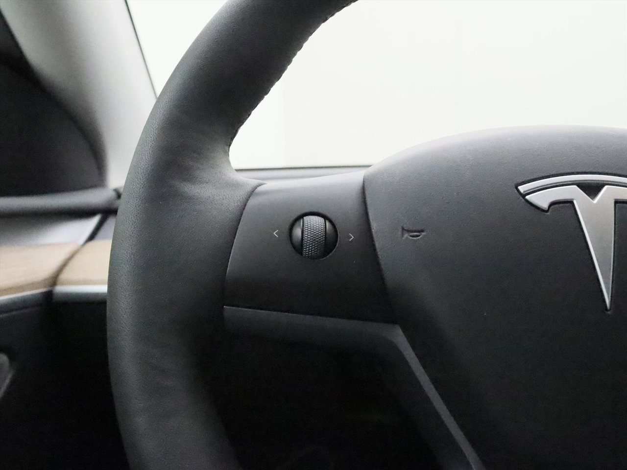 Tesla Model Y Long Range AWD 75kWh 351pk AMD RYZEN 92,5% SoH [ AUTOPILOT+19 INCH+PREMIUM AUDIO ] 17