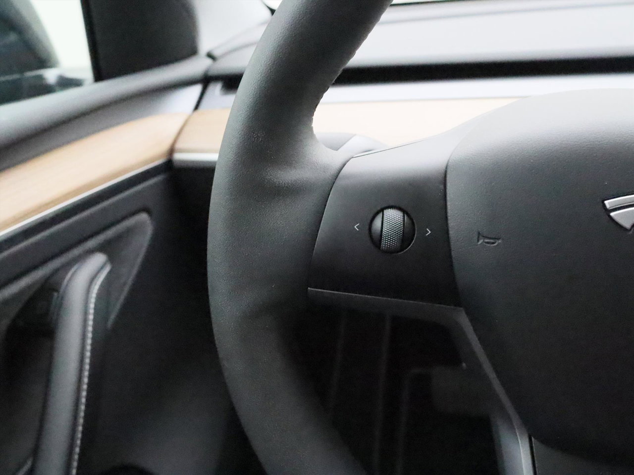 Tesla Model Y Standard RWD Plus 351pk [ HW4+FSD SUPERVISED €99 P/M+RYZEN AMD+LFP ACCU+AUTOPILOT+19 INCH ] 20