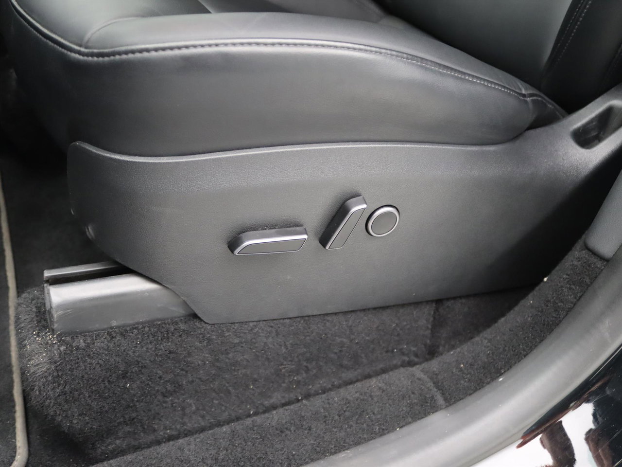 Tesla Model Y Standard RWD Plus 351pk [ HW4+FSD SUPERVISED €99 P/M+RYZEN AMD+LFP ACCU+AUTOPILOT+19 INCH ] 18
