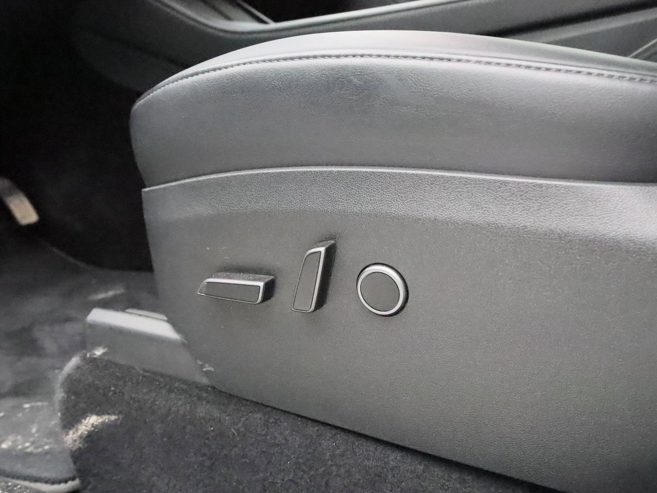 Tesla Model Y Standard RWD Plus 299pk 95% SoH [ TREKHAAK+AMD RYZEN+LFP+AUTOPILOT+20 INCH+PREMIUM AUDIO ] 21