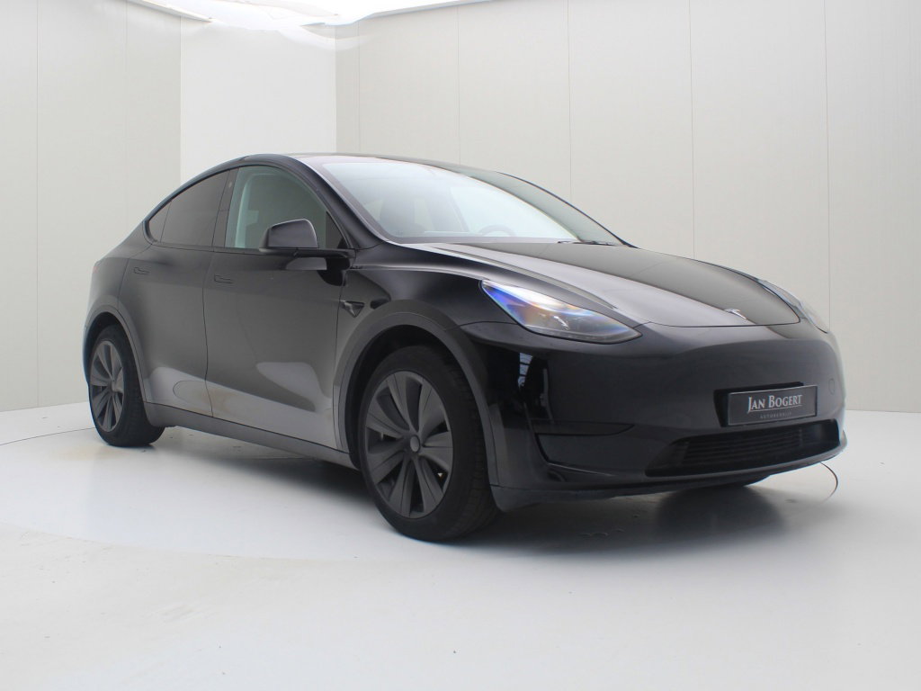 Tesla Model Y 4