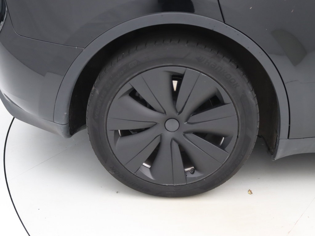 Tesla Model Y 12