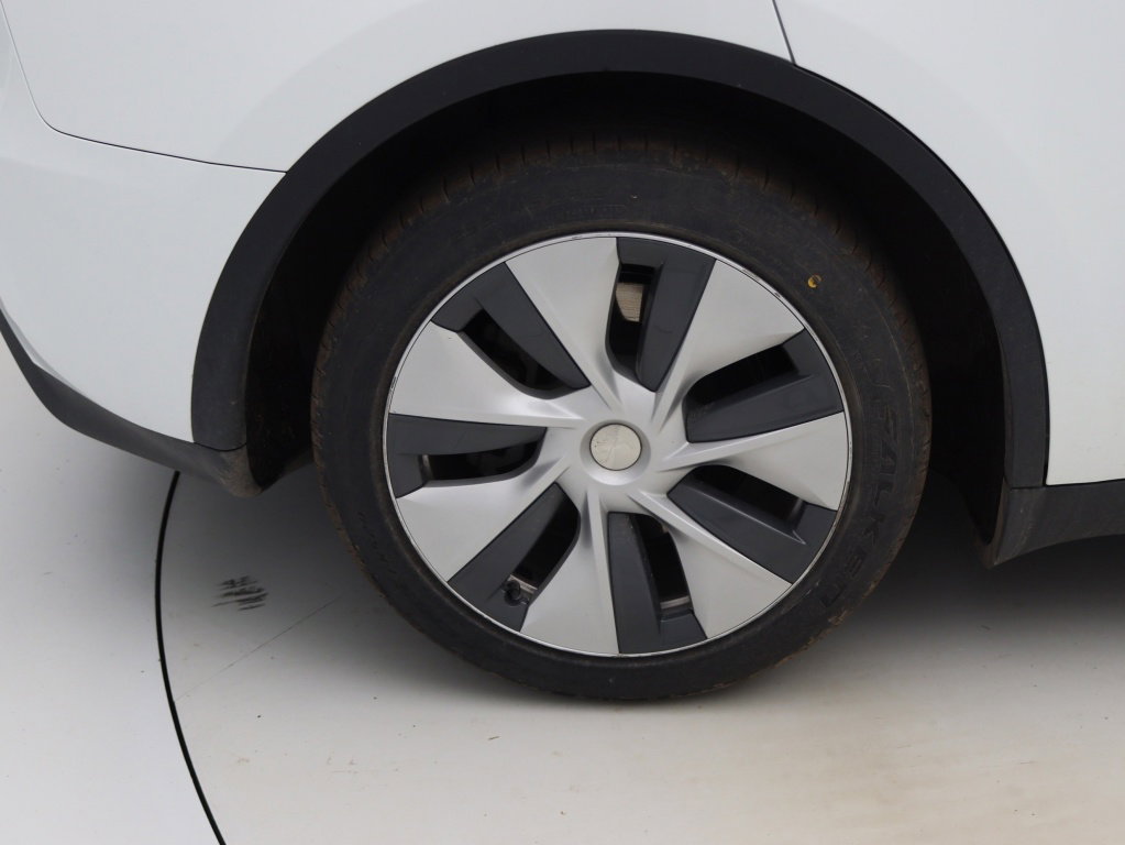 Tesla Model Y 12
