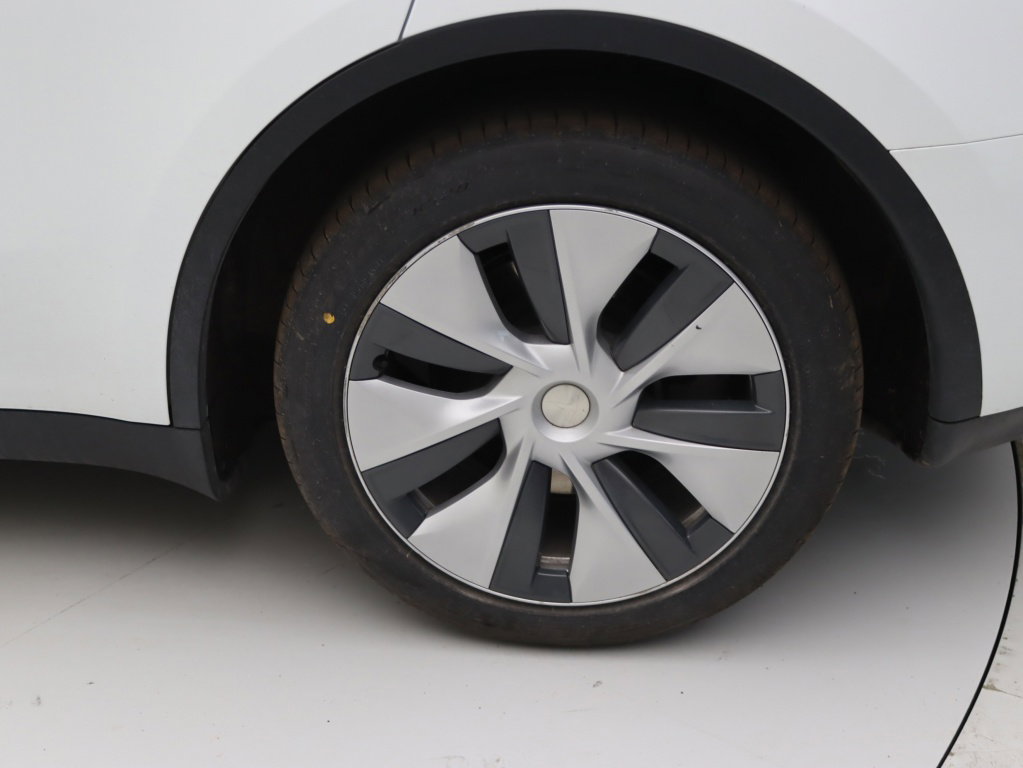 Tesla Model Y 14