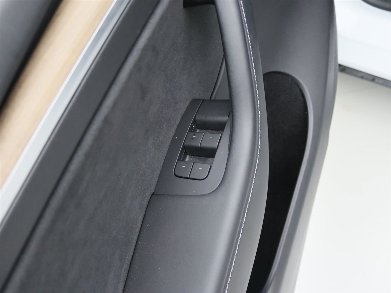 Tesla Model Y Standard RWD Plus 94.5% SoH [ AMD RYZEN+AUTOPILOT+19 INCH+PREMIUM AUDIO ] 24