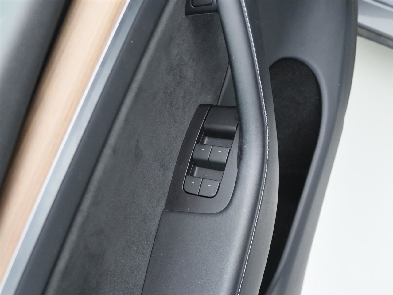 Tesla Model Y Long Range AWD 75kWh 351pk 93,3% SoH [ AMD RYZEN+AUTOPILOT+20 INCH+PREMIUM AUDIO ] 24