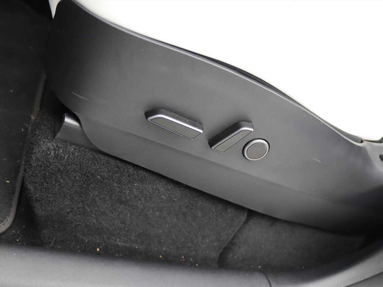 Tesla Model Y Standard RWD Plus 94.2% SoH [ TREKHAAK+AMD RYZEN+ENHANCED AUTOPILOT+20 INCH+PREMIUM AUDIO ] 24