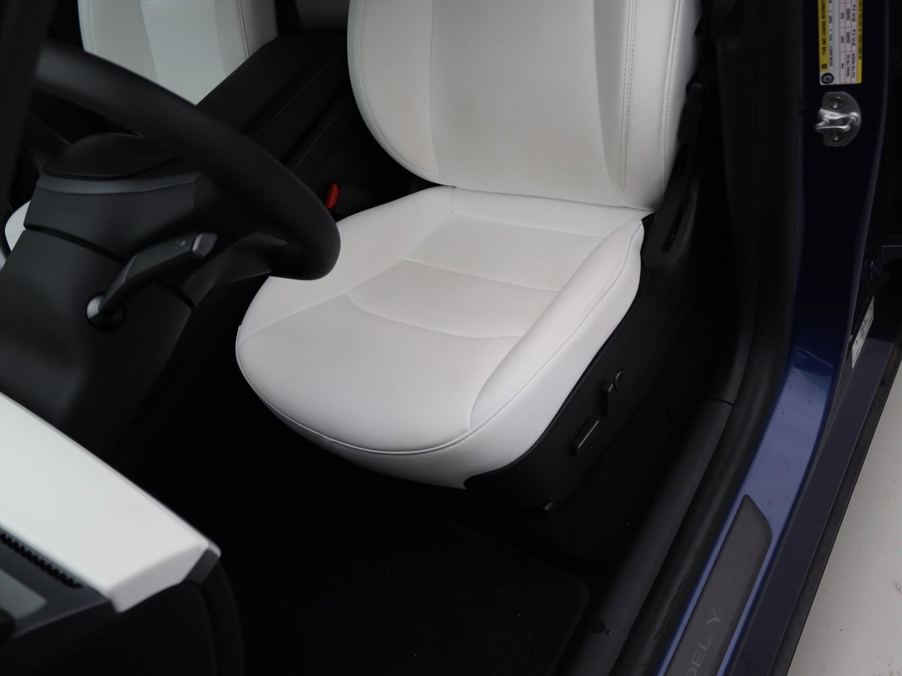 Tesla Model Y Standard RWD Plus 94.2% SoH [ TREKHAAK+AMD RYZEN+ENHANCED AUTOPILOT+20 INCH+PREMIUM AUDIO ] 25